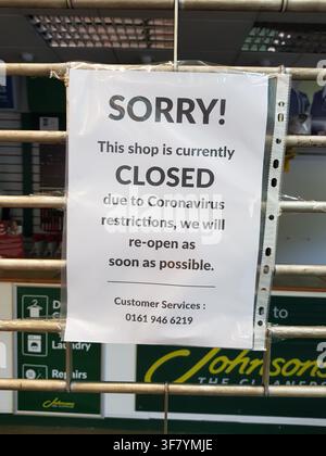 Avviso di chiusura temporanea per Covid-19 presso Johnsons The Cleaners, Hempstead Valley Shopping Centre, Gillingham, Kent, Regno Unito – Maggio 2020 Foto Stock