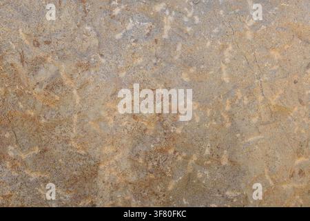 Sfondo macro dettagliato di un blocco di pietra liscio consumato con irregolarità. Vista dall'alto. Foto Stock