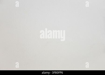 Primo piano di cartone bianco con texture diagonale morbida. Superficie di carta minimalista e pulita ideale per sfondi, imballaggi, cartoleria, branding e des Foto Stock