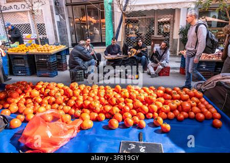 Musicisti che suonano per strada al mercato del sabato di frutta e verdura di Exarcheia, Exarcheia, Atene, Grecia. Foto Stock
