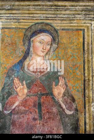 Un affresco del XV secolo all'interno della Chiesa di San Michele Arcangelo, Chiesa di San Michele Arcangelo, L'edificio circolare risale a Foto Stock