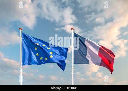 Bandiere dell'Unione europea e della Francia che sventolano davanti a un cielo blu cupo Foto Stock