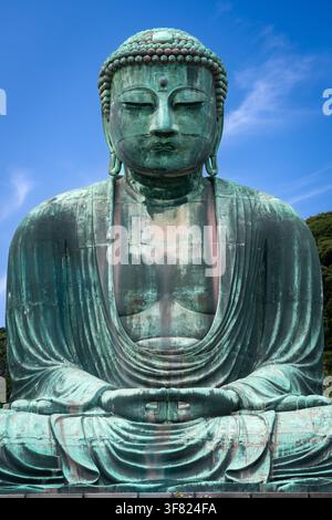 Il Grande Buddha (Daibutsu) adducendo il motivo del tempio Kotokuin a Kamakura, Giappone. Foto Stock