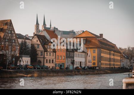 Case colorate sul lungofiume costeggiano il Regnitz nel quartiere di Piccola Venezia di Bamberg, Bamberg, Baviera, Germania, 7 marzo 2026. Foto Stock