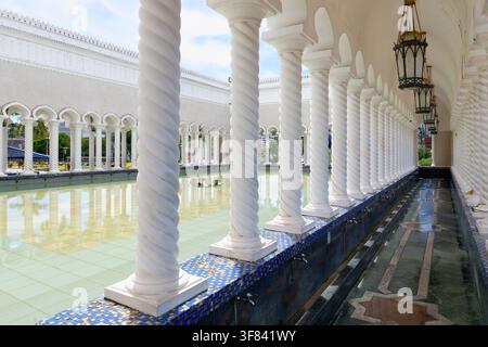 I visitatori osservano la sala di ablizione rituale della Moschea Masjid Omar Ali Saifuddien a Brunei durante il giorno Foto Stock