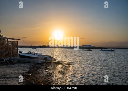 Le viste al tramonto al campo di Arous sul Mar Rosso in Sudan creano una perfetta conclusione della giornata Foto Stock