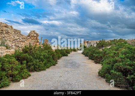 Un sentiero percorre le rovine dell'isola di Suakin, un'isola corallina storica al largo della costa sudanese del Mar Rosso Foto Stock