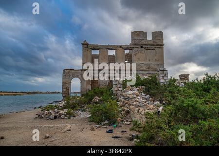 Antiche rovine coralline e paesaggio sull'isola di Suakin con vista sul mare e sul cielo durante il giorno Foto Stock