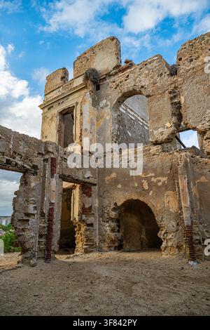 Le rovine di strutture storiche sull'isola di Suakin in Sudan illustrano il passaggio del tempo e l'influenza della natura sull'architettura Foto Stock