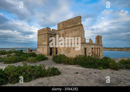 Rovine di edifici storici sull'isola di Suakin vicino alla costa del Mar Rosso in Sudan durante una giornata nuvolosa Foto Stock