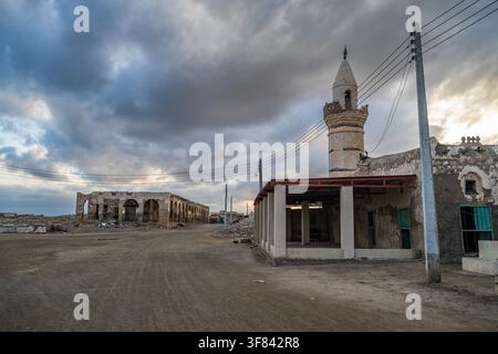 Rovine storiche si ergono sull'isola di Suakin mentre le nuvole si addensano sulla costa del Mar Rosso del Sudan Foto Stock