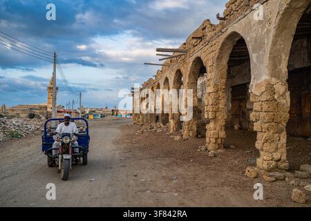 Esplorazione delle rovine storiche sull'isola di Suakin in Sudan nel tardo pomeriggio Foto Stock