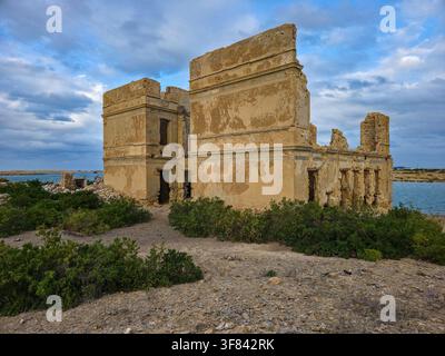 Esplorazione delle rovine storiche sull'isola di Suakin vicino alla costa del Mar Rosso in Sudan Foto Stock