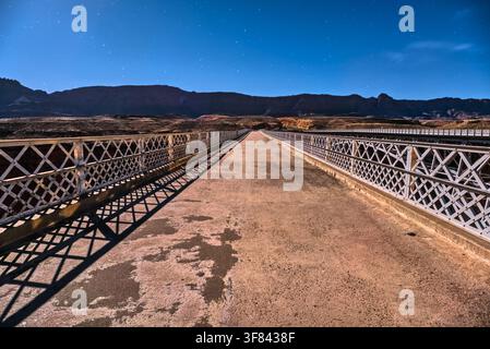 Esplorazione dei Twin Bridges a Navajo Crossing a Marble Canyon sotto la luce della luna in un cielo notturno sereno Foto Stock