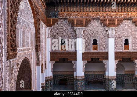 Esplorazione del design architettonico nel cortile della Madrasa Ben Youssef a Marrakesh, Marocco Foto Stock