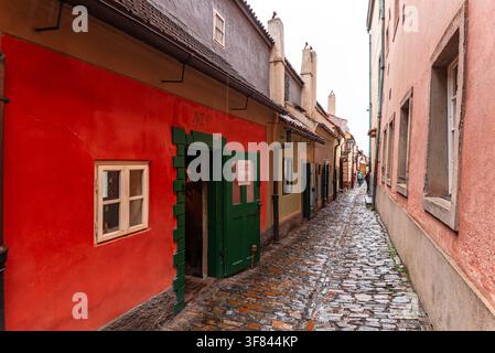 Esplorazione di un vicolo stretto lastricato su Golden Lane con piccole case nell'area del Castello di Praga nella Repubblica Ceca Foto Stock