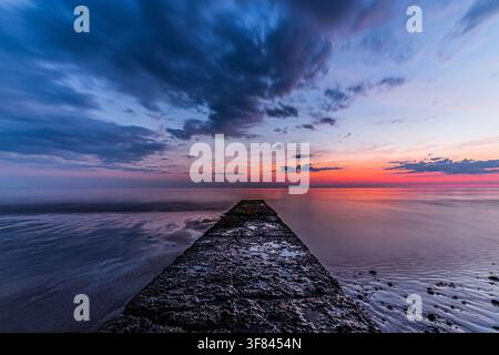 Tramonto sul Mare d'Irlanda visto da Walney Island a Barrow In Furness, Cumbria Foto Stock