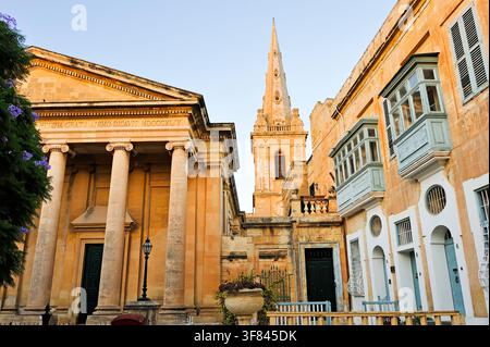 Vista del campanile dalla Piazza dell'Indipendenza vicino alla Pro-Cattedrale Anglicana di San Paolo a Valletta, Malta, al tramonto Foto Stock