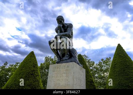 Il Pensatore di Rodin al Museo Rodin di Parigi sotto un cielo nuvoloso Foto Stock