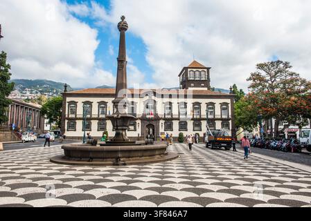 I visitatori passeggiano attraverso la Praa do Municpio a Funchal ammirando il Municipio e l'architettura circostante a Madeira Foto Stock