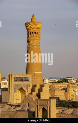 Vista della città di Bukhara dall'Ark della fortezza di Bukhara in Uzbekistan durante le ore del tramonto Foto Stock