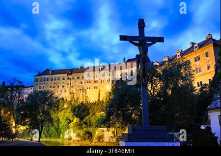 Vista notturna del castello di Cesky Krumlov da un ponte sul fiume Vltava nel sud della Boemia, Repubblica Ceca Foto Stock
