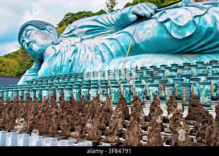 Il Buddha sdraiato del tempio Nanzoin mostra la più grande statua di bronzo di Shakyamuni a Fukuoka, Kyushu Foto Stock
