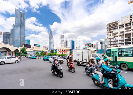 Traffico intenso con moto e auto a Ho Chi Minh City in una giornata di sole Foto Stock