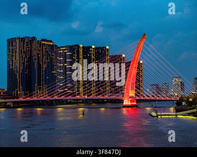 Ponte Ba Son e grattacieli illuminati di notte a Ho Chi Minh City Foto Stock