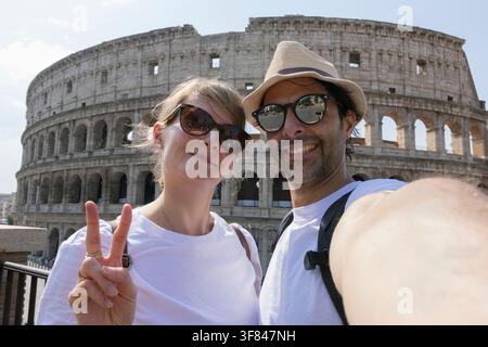 Coppia felice in visita al Colosseo di Roma, Italia. Amici che scattano un selfie al Colosseo. Foto Stock