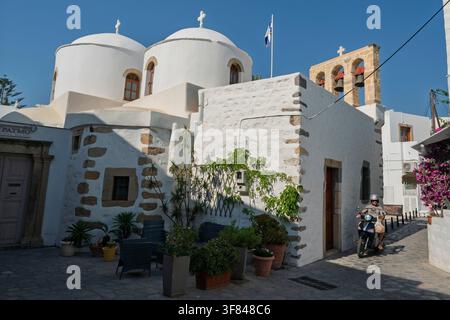 Esplorazione della Chiesa di Agios Ioannis Prodromos a Skala, Patmos in una giornata soleggiata in Grecia Foto Stock