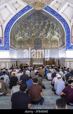 Uomini si riuniscono per la preghiera nella moschea Bolo Haouz durante una sessione di culto a Bukhara, Uzbekistan Foto Stock