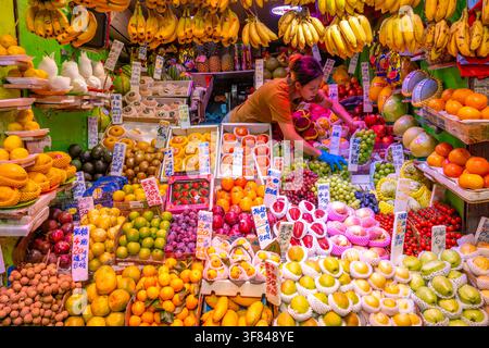 Espositore luminoso di frutta che mostra vari frutti freschi a North Point durante il giorno sull'isola di Hong Kong Foto Stock