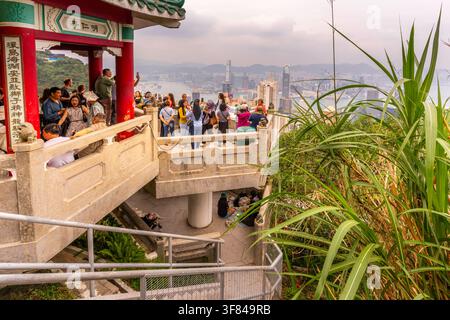 Vista di Hong Kong e della penisola di Kowloon dal Lions Pavilion sul Victoria Peak sull'isola di Hong Kong Foto Stock