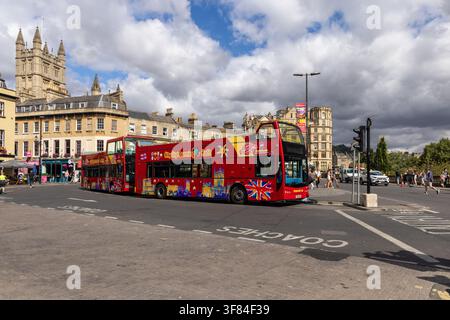 Autobus turistico a due piani con tetto aperto rosso durante una visita turistica a Bath in North Parade, centro città di Bath, Somerset, Inghilterra, Regno Unito Foto Stock