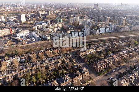 South Kilburn, Brent: Veduta aerea della rigenerazione che unisce nuovi appartamenti a case vittoriane vicino alla ferrovia West Coast Main Line. Foto Stock