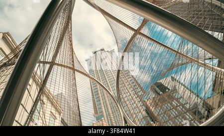 Charlotte, North Carolina, Stati Uniti d'America - 30 maggio 2026: Architettura Gothis e cielo spettacolare visto attraverso la scultura pubblica Foto Stock