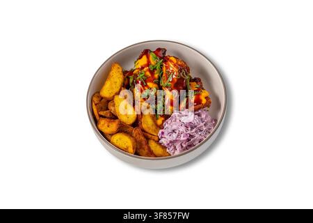 Nuggets di pollo croccanti con patate a cubetti, insalata di cavolo rosso e salsa al formaggio barbecue Foto Stock