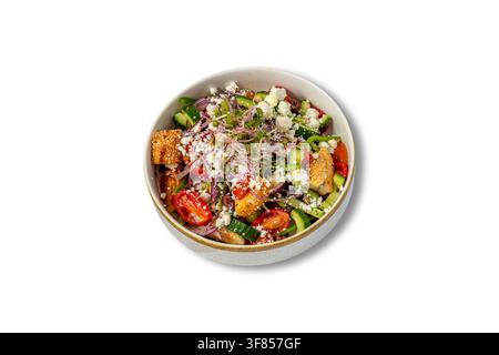 Insalata greca con formaggio feta, cetriolo, pomodorini, cipolla rossa, olive e microverdi in ciotola Foto Stock