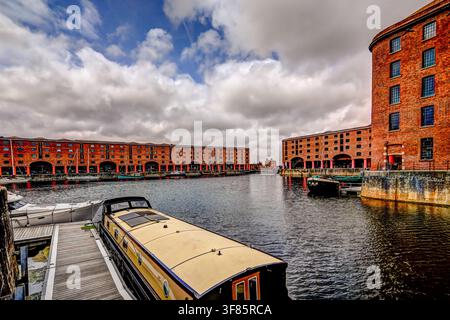 Narrowboats ormeggiate al bacino del Royal Albert Dock a Liverpool, Inghilterra. Foto Stock