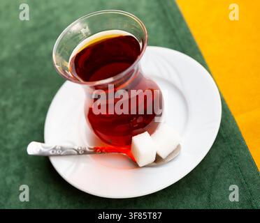 Primo piano di tè turco caldo fresco con due cubetti di zucchero Foto Stock