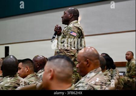 Il Brigadier Generale Leland D. Blanchard II, Comandante Interinale della Guardia Nazionale del Distretto di Columbia, ospita una Riunione Pubblica Congiunta alla Joint Base Andrews, nel Maryland, il 9 agosto 2026, per i membri della Guardia Nazionale di D.C. Foto Stock