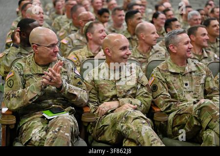 Il Brigadier Generale Leland D. Blanchard II, Comandante Interinale della Guardia Nazionale del Distretto di Columbia, ospita una Riunione Pubblica Congiunta alla Joint Base Andrews, nel Maryland, il 9 agosto 2026, per i membri della Guardia Nazionale di D.C. Foto Stock