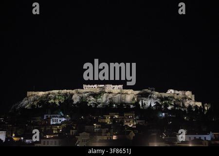 Vista notturna dell'Acropoli e del Partenone illuminati che si affacciano sul quartiere di Monastiraki nel centro di Atene, Grecia, in una serata estiva. Foto Stock