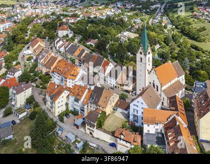 Vista della città di Engen nell'Hegau. Centro storico con chiesa. Vista aerea. Engen, Baden-Württemberg, Germania Foto Stock