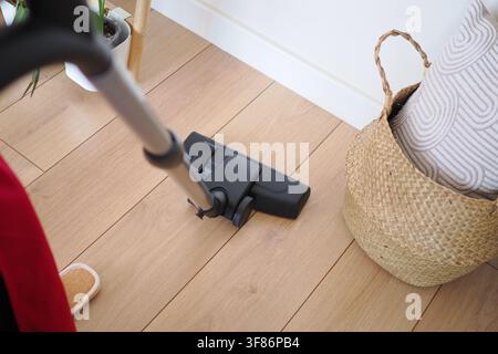 Aspirapolvere su pavimento di legno in un soggiorno Foto Stock