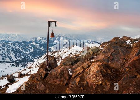 Paesaggio montano invernale sul picco di Bukreev nelle montagne dell'Asia centrale al tramonto Foto Stock