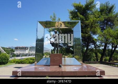 Podgorica (Città Capitale di Podgorica), Montenegro: Monumento a Vladimir Vysotsky nel parco Podgoricki con il Ponte di Mosca sullo sfondo Foto Stock