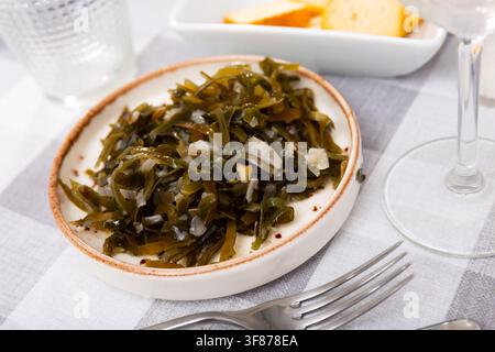 Insalata asiatica con alghe marinate di wakame e cipolla Foto Stock