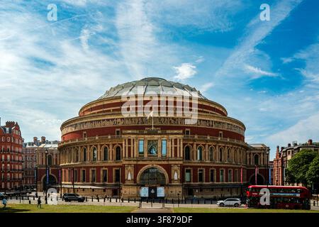 Facciata anteriore della Royal Albert Hall a Kensington, Londra, sotto un cielo blu solcato da nuvole. Foto Stock